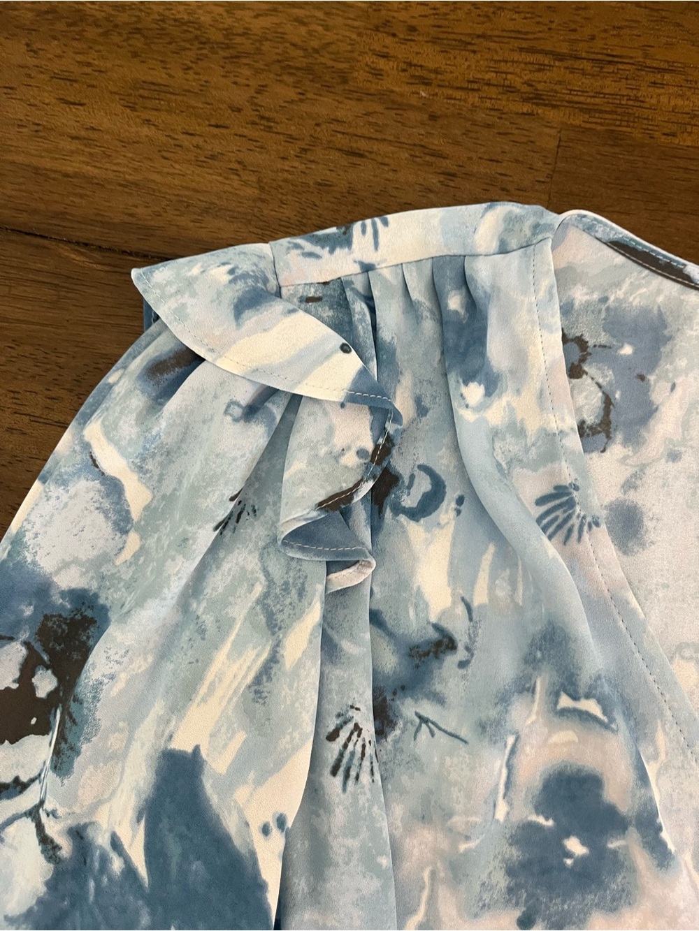White House Black Market Blue and White Floral V-Neck Long-Sleeve Blouse Sz 8 - Picture 4 of 13